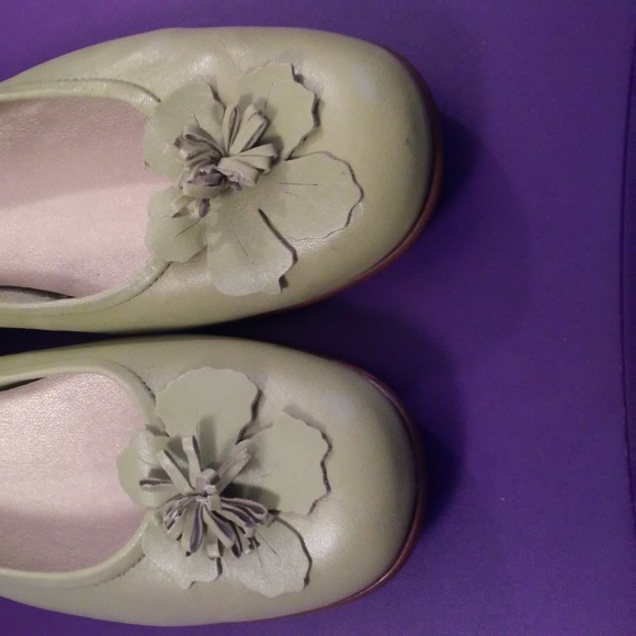 Etienne Aigner Rosette Leather FlatShoes - Picture 4 of 4